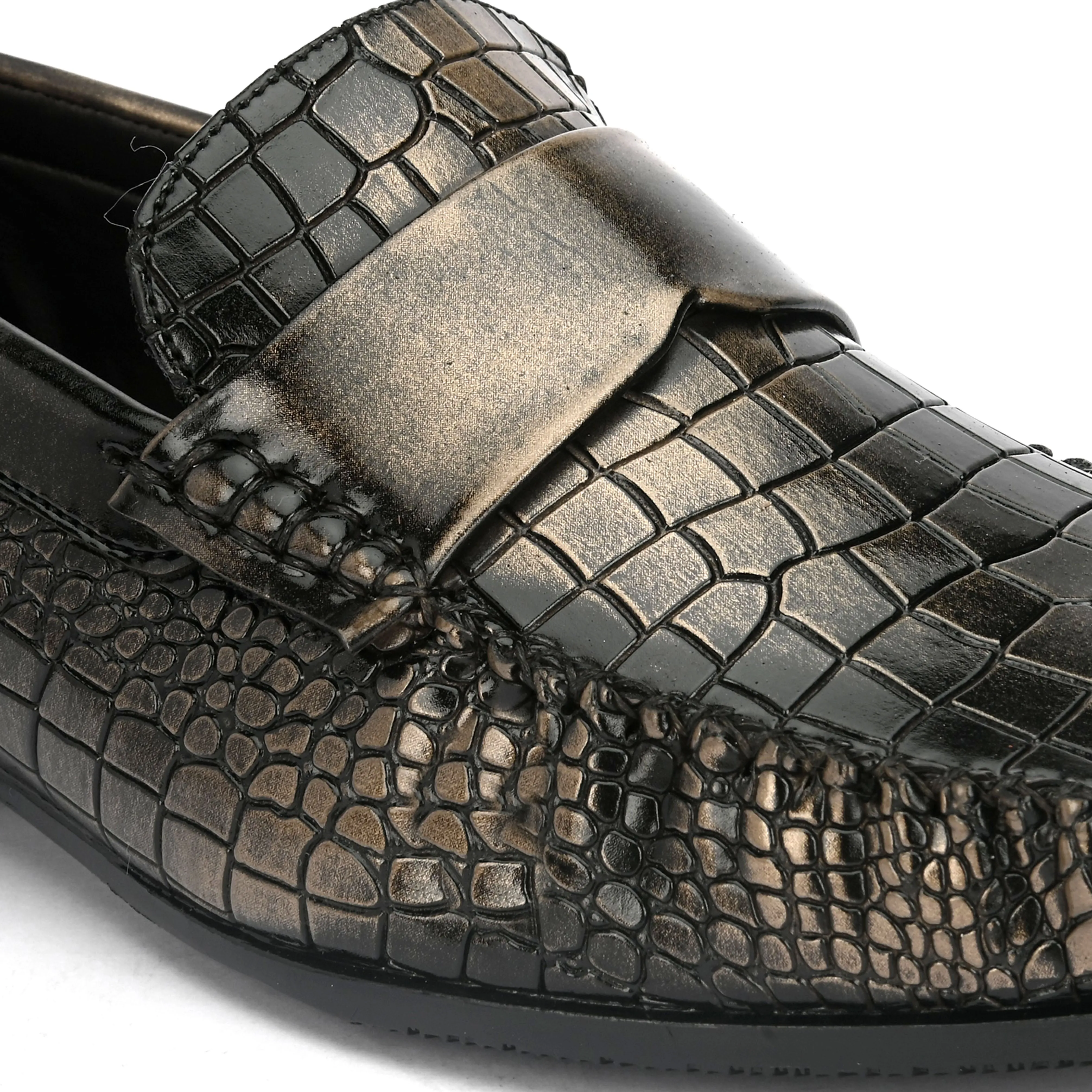 Dulcia Men's Golden Textured Driving Loafers