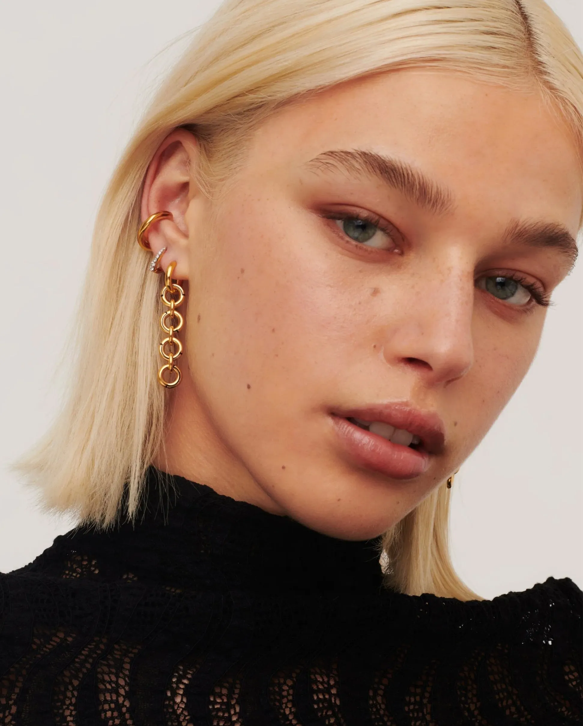 ENAMEL BYLINE LINK DROP HOOP EARRINGS / GOLD